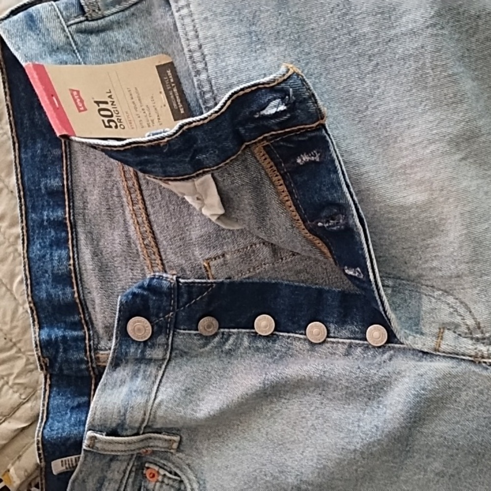 Levi's - Picture 2 of 3